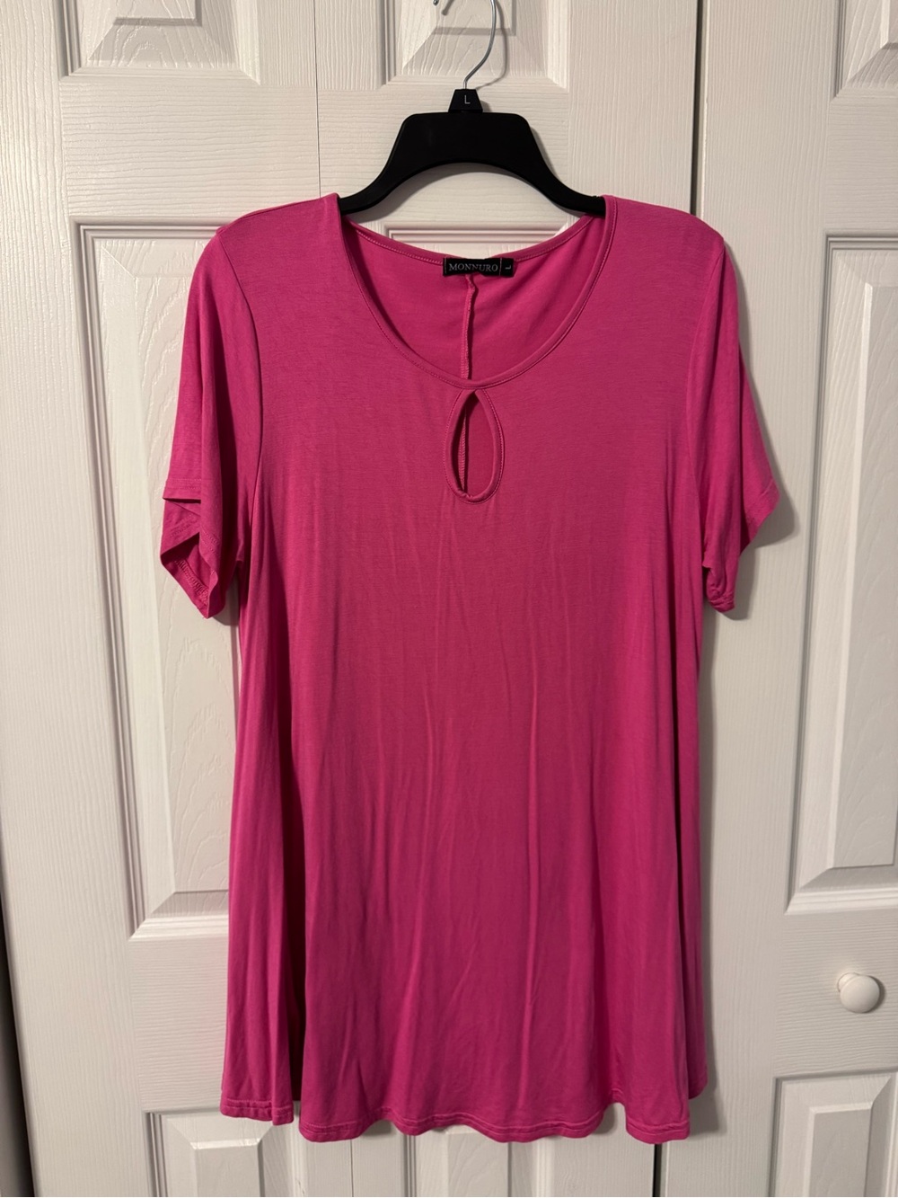 Monnuro Fuchsia Keyhole Short Sleeve Tee